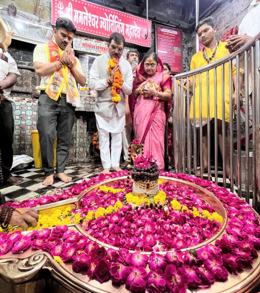 परिवार के साथ ममलेश्वर मंदिर पहुंचे सांसद ज्ञानेश्वर पाटिल, भगवान शिव का लिया आशीर्वाद