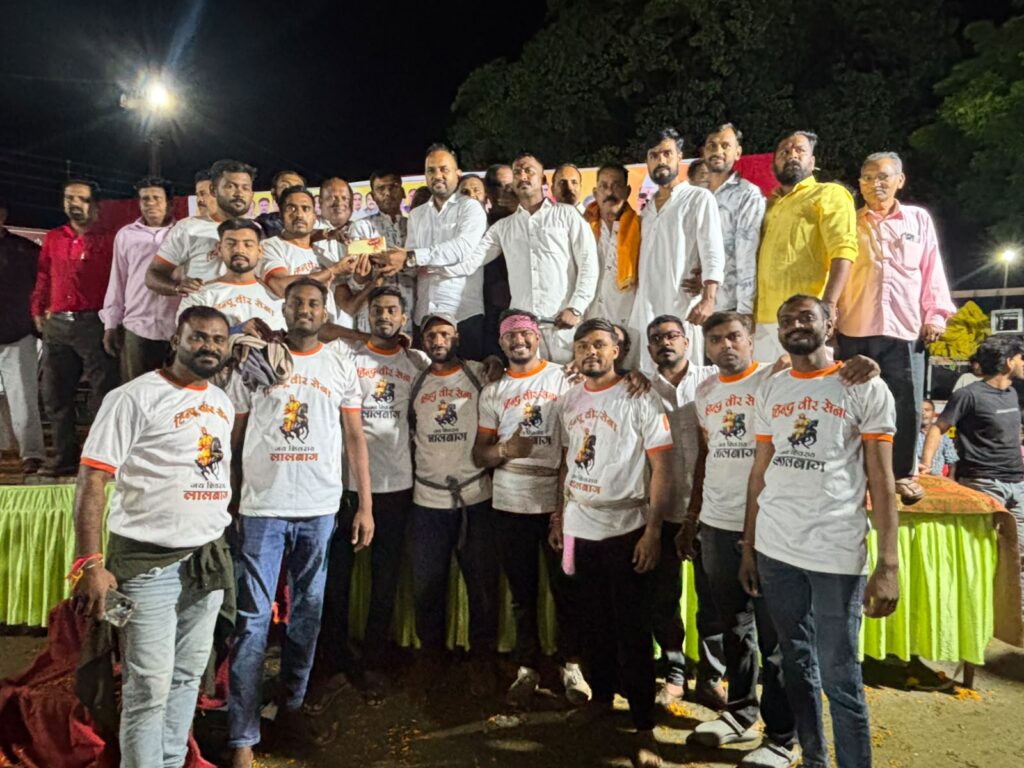 छह पिरामिड बनाकर हिंदू वीर सेना ने जीती दही हांडी